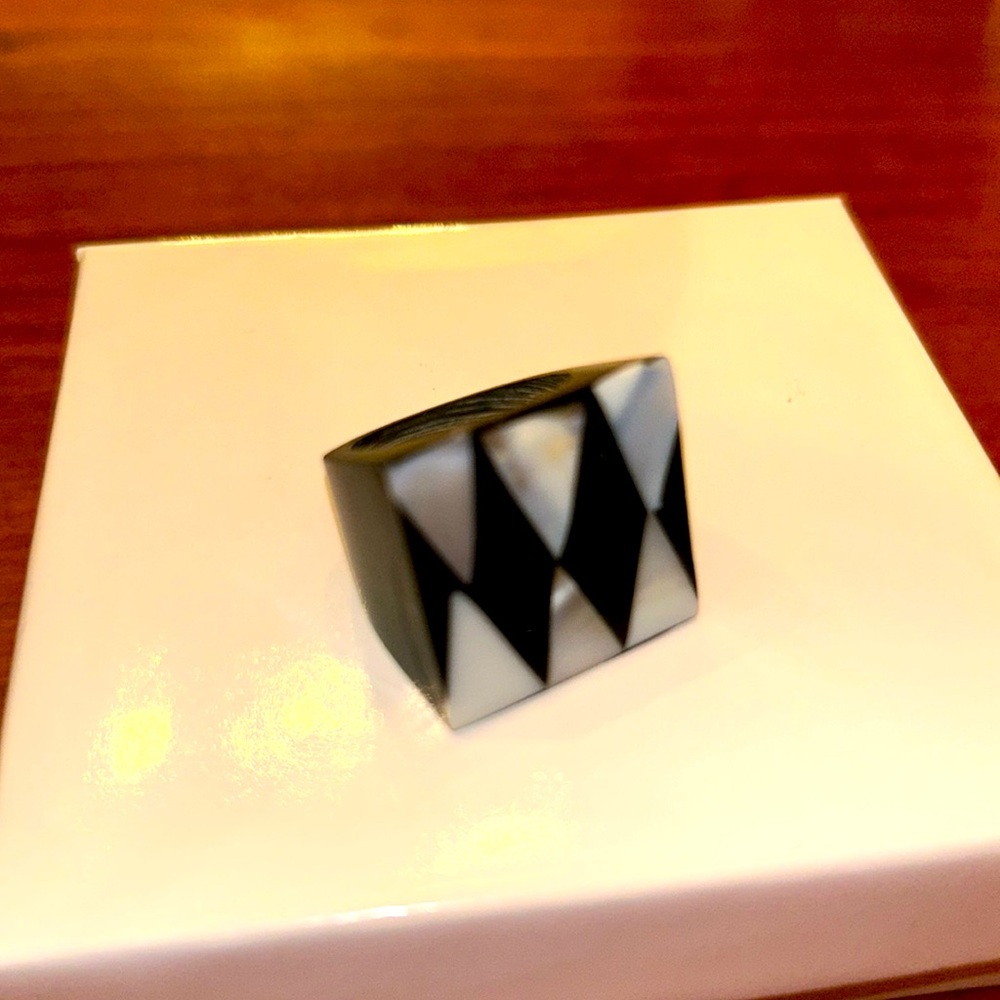 Mother of pearl ring black diamond shape vintage
